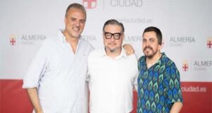 Cine de verano presentado con el mejor humor almeriense con «Doble Comedy» en las Almadrabillas y Plaza del Mar de El Toyo Cine de verano presentado con el mejor humor almeriense con "Doble Comedy" en las Almadrabillas y Plaza del Mar de El Toyo