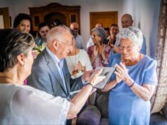 Clotilde Vargas Rodríguez, la residente de Cortijos de Marín de mayor edad con 88 años, recibe una distinción de manos del alcalde de Roquetas El alcalde entrega una distinción a Clotilde Vargas, la vecina de mayor edad de Cortijos de Marín