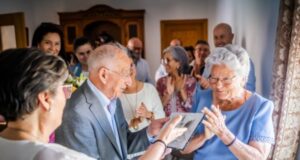 Clotilde Vargas Rodríguez, la residente de Cortijos de Marín de mayor edad con 88 años, recibe una distinción de manos del alcalde de Roquetas El alcalde entrega una distinción a Clotilde Vargas, la vecina de mayor edad de Cortijos de Marín