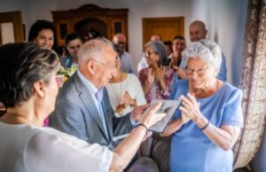 Clotilde Vargas Rodríguez, la residente de Cortijos de Marín de mayor edad con 88 años, recibe una distinción de manos del alcalde de Roquetas El alcalde entrega una distinción a Clotilde Vargas, la vecina de mayor edad de Cortijos de Marín