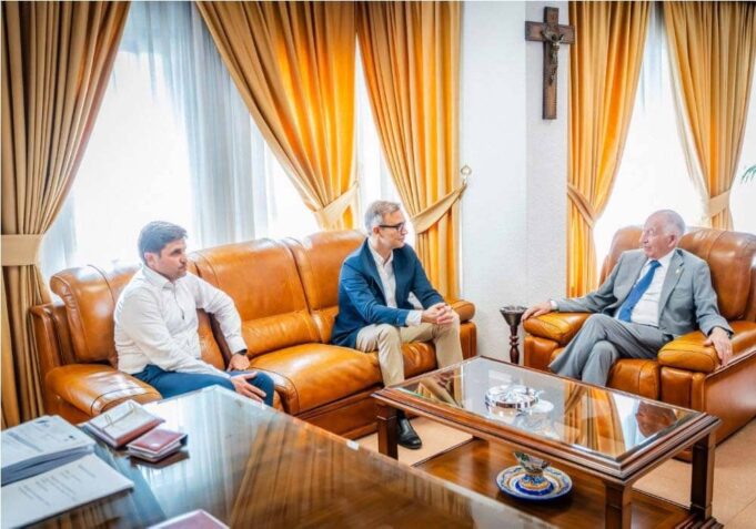 El Ayuntamiento de Roquetas recibió la visita del delegado de Empleo, el cual informó, sobre las próximas subvenciones a las que podrá acceder El Ayuntamiento de Roquetas recibio la visita del delegado de Empleo, el cual informó, sobre las próximas subvenciones a las que podrá acceder