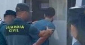 En Níjar, la Guardia Civil arresta a un delincuente violento que cometió ocho robos mediante el método del tirón La Guardia Civil detiene a un violento delincuente que cometió ocho robos por el método del tirón en Níjar
