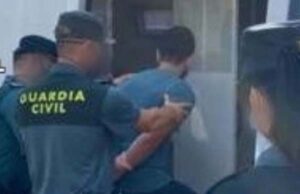 En Níjar, la Guardia Civil arresta a un delincuente violento que cometió ocho robos mediante el método del tirón La Guardia Civil detiene a un violento delincuente que cometió ocho robos por el método del tirón en Níjar