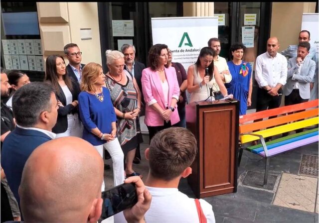 En el Día Internacional del Orgullo, el Ayuntamiento, la Junta y la Diputación se unen a los colectivos LGTBI para exigir una Almería «libre y sin etiquetas En el Día Internacional del Orgullo, el Ayuntamiento, la Junta y la Diputación se unen a los colectivos LGTBI para exigir una Almería "libre y sin etiquetas"