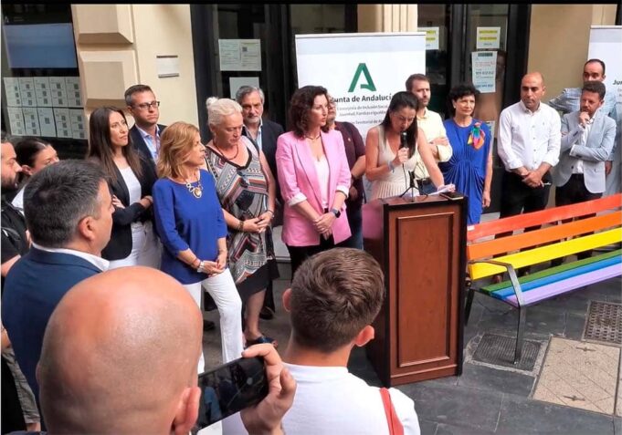 En el Día Internacional del Orgullo, el Ayuntamiento, la Junta y la Diputación se unen a los colectivos LGTBI para exigir una Almería «libre y sin etiquetas En el Día Internacional del Orgullo, el Ayuntamiento, la Junta y la Diputación se unen a los colectivos LGTBI para exigir una Almería "libre y sin etiquetas"