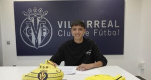 Gabriel Amat, el alcalde de Roquetas, recibe al jugador de fútbol roquetero Alejandro Vidal, nuevo jugador del Villareal en la categoría de cadetes. Gabriel Amat, el alcalde de Roquetas, recibe al jugador de fútbol roquetero Alejandro Vidal, nuevo jugador del Villareal en la categoría de cadetes.