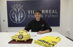 Gabriel Amat, el alcalde de Roquetas, recibe al jugador de fútbol roquetero Alejandro Vidal, nuevo jugador del Villareal en la categoría de cadetes. Gabriel Amat, el alcalde de Roquetas, recibe al jugador de fútbol roquetero Alejandro Vidal, nuevo jugador del Villareal en la categoría de cadetes.