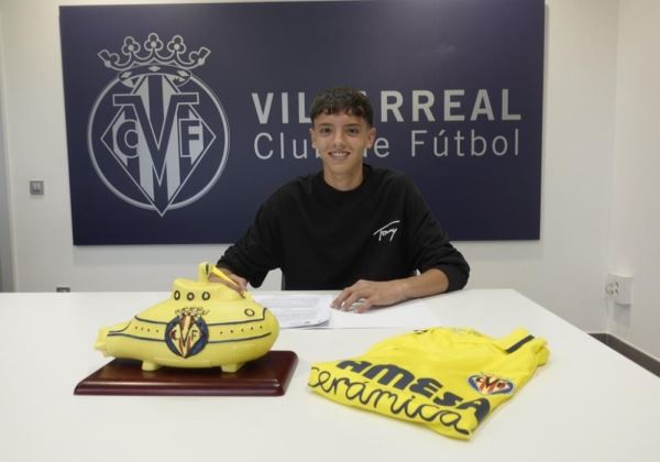 Gabriel Amat, el alcalde de Roquetas, recibe al jugador de fútbol roquetero Alejandro Vidal, nuevo jugador del Villareal en la categoría de cadetes. Gabriel Amat, el alcalde de Roquetas, recibe al jugador de fútbol roquetero Alejandro Vidal, nuevo jugador del Villareal en la categoría de cadetes.