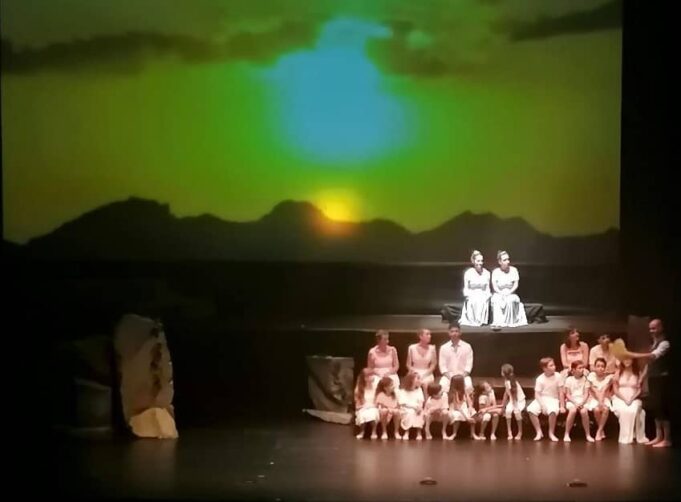 La representación de «El sueño de una noche de verano» en Roquetas de Mar congrega unas 800 personas Unas 800 personas asisten a la representación de ‘El sueño de una noche de verano’ en Roquetas de Mar