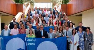 Roquetas de Mar recibe seis banderas azules como reconocimiento a la excelencia de sus playas Roquetas de Mar consigue seis banderas azules que reconocen la calidad de sus playas