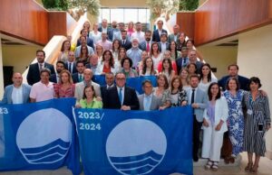 Roquetas de Mar recibe seis banderas azules como reconocimiento a la excelencia de sus playas Roquetas de Mar consigue seis banderas azules que reconocen la calidad de sus playas