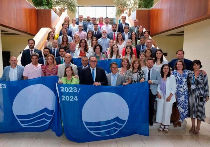 Roquetas de Mar recibe seis banderas azules como reconocimiento a la excelencia de sus playas Roquetas de Mar consigue seis banderas azules que reconocen la calidad de sus playas