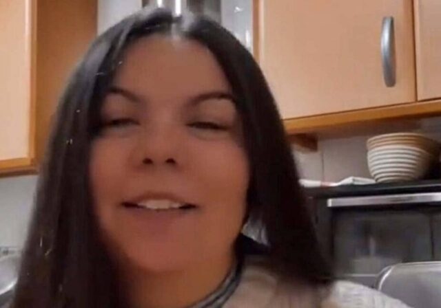 Una tiktoker conocida como La Maeb en libertad con cargos, tras ser arrestada en Roquetas por abusar sexualmente de una amiga mientras dormía y compartirlo en redes sociales Una tiktoker conocida como La Maeb arrestada en Roquetas por abusar sexualmente de una amiga mientras dormía y compartirlo en redes sociales