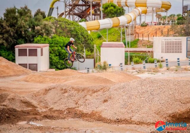 Continuan-las-obras-del-futuro-pumptrack-de-Roquetas,-junto-al-Acuario Continuan las obras del futuro pumptrack de Roquetas, junto al Acuario