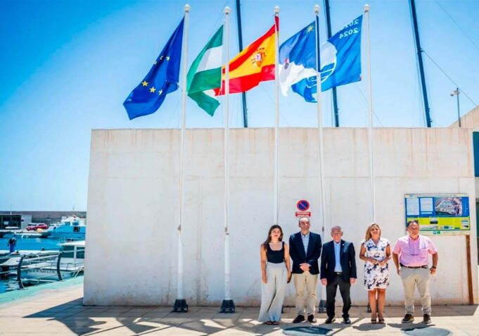 El puerto de Roquetas de Mar recibe la bandera azul como reconocimiento a la alta calidad de sus instalaciones El puerto de Roquetas de Mar recibe la bandera azul como reconocimiento a la alta calidad de sus instalaciones