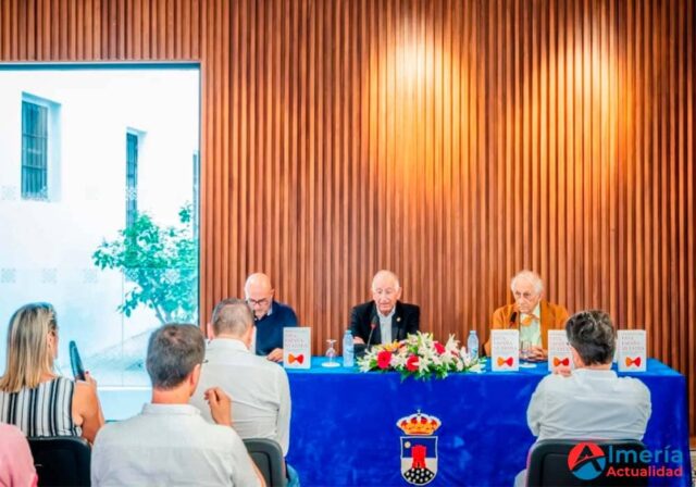 En el Museo Casa de Anita de Roquetas de Mar, Inocencio Arias presentó su libro, Esta España nuestra En el Museo Casa de Anita de Roquetas de Mar, Inocencio Arias presentó su libro, Esta España nuestra