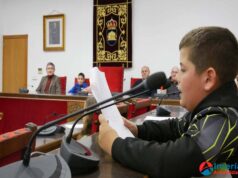 Alrededor de 50 niños y niñas participan en un Pleno Infantil Extraordinario en Adra para conmemorar el Día de la Constitución