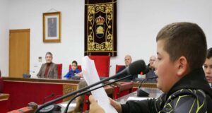 Alrededor de 50 niños y niñas participan en un Pleno Infantil Extraordinario en Adra para conmemorar el Día de la Constitución