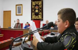 Alrededor de 50 niños y niñas participan en un Pleno Infantil Extraordinario en Adra para conmemorar el Día de la Constitución