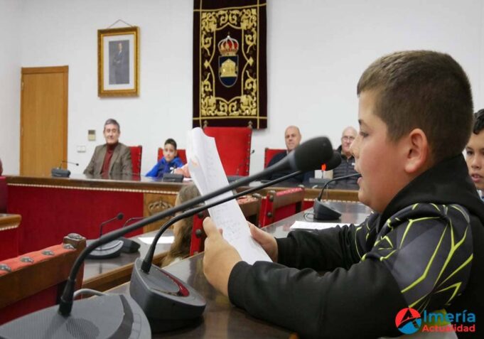 Alrededor de 50 niños y niñas participan en un Pleno Infantil Extraordinario en Adra para conmemorar el Día de la Constitución