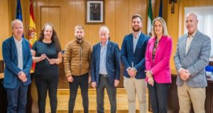 Dos concesiones para establecimientos de hostelería en Roquetas de Mar son firmados por el alcalde, Gabriel Amat