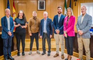 Dos concesiones para establecimientos de hostelería en Roquetas de Mar son firmados por el alcalde, Gabriel Amat
