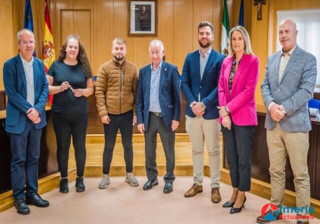 Dos concesiones para establecimientos de hostelería en Roquetas de Mar son firmados por el alcalde, Gabriel Amat