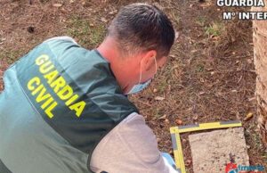 Dos individuos son arrestados por la Guardia Civil después de atacar violentamente a un hombre en Adra con el fin de robarle el dinero que había recaudado en su negocio