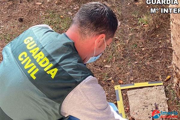 Dos individuos son arrestados por la Guardia Civil después de atacar violentamente a un hombre en Adra con el fin de robarle el dinero que había recaudado en su negocio
