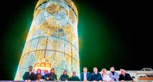 El tradicional encendido y la inauguración del Belén en Roquetas de Mar da la bienvenida a la Navidad