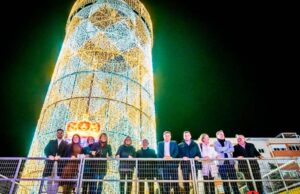 El tradicional encendido y la inauguración del Belén en Roquetas de Mar da la bienvenida a la Navidad