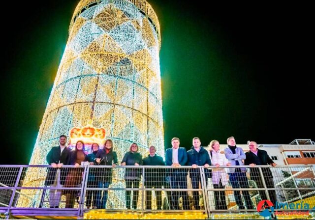 El tradicional encendido y la inauguración del Belén en Roquetas de Mar da la bienvenida a la Navidad