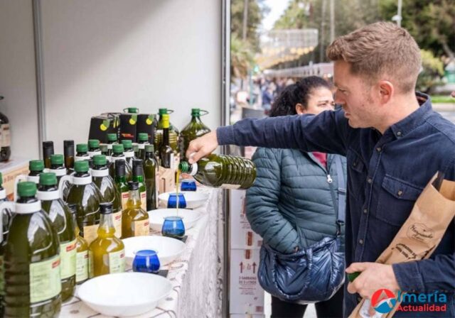 En su nueva ubicación, La Plaza de las Velas, la Feria «Sabores Almería» sorprende a los almerienses