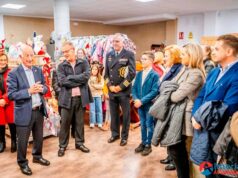 Gabriel Amat, el alcalde de Roquetas de Mar, abre el rastrillo solidario del Santísimo Cristo del Mar