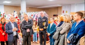 Gabriel Amat, el alcalde de Roquetas de Mar, abre el rastrillo solidario del Santísimo Cristo del Mar