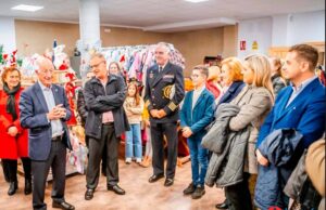 Gabriel Amat, el alcalde de Roquetas de Mar, abre el rastrillo solidario del Santísimo Cristo del Mar