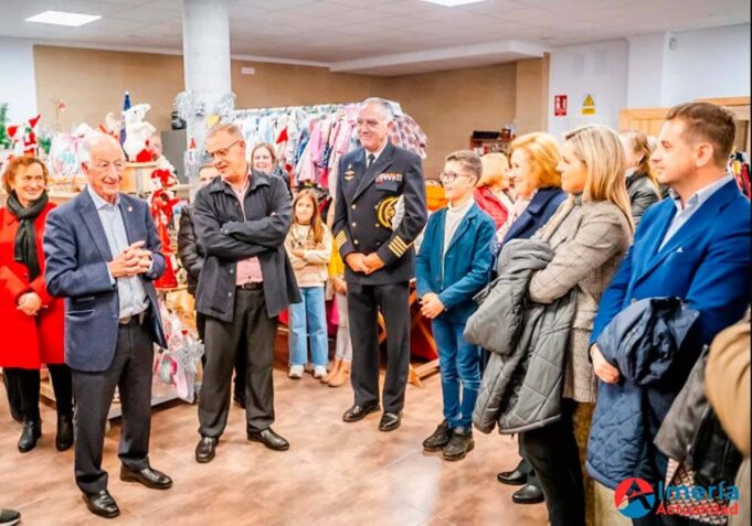 Gabriel Amat, el alcalde de Roquetas de Mar, abre el rastrillo solidario del Santísimo Cristo del Mar