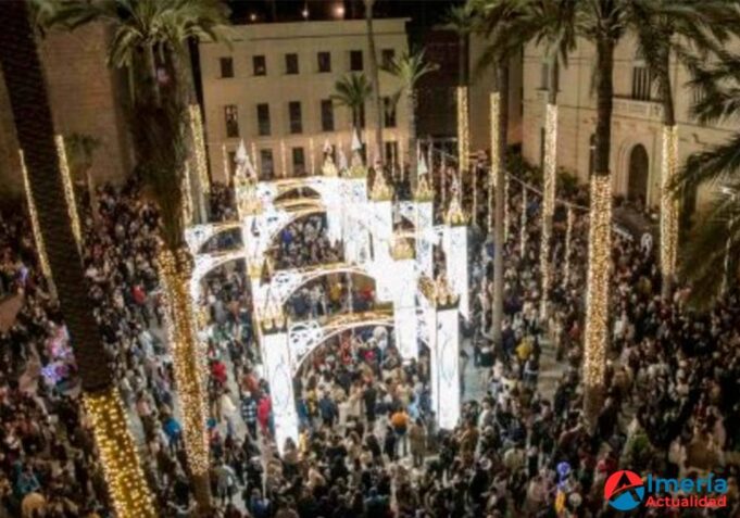 La programación de Navidad de Almería comienza con un teatro aéreo, luces accesibles y propuestas para toda la familia