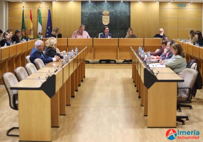 Un programa de acompañamiento para personas mayores solas en Navidad ha sido aprobado por unanimidad por el Pleno del Ayuntamiento de El Ejido