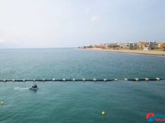 Instalado en el lecho marino el sistema de desagüe de la balsa pluvial de Avenida Sudamérica en Roquetas de Mar
