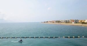 Instalado en el lecho marino el sistema de desagüe de la balsa pluvial de Avenida Sudamérica en Roquetas de Mar