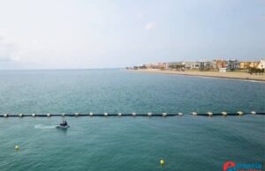 Instalado en el lecho marino el sistema de desagüe de la balsa pluvial de Avenida Sudamérica en Roquetas de Mar