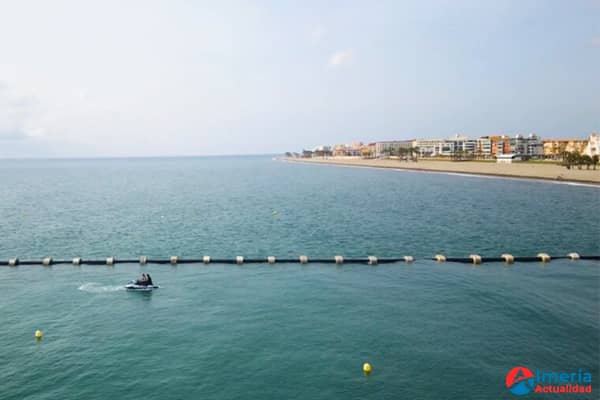Instalado en el lecho marino el sistema de desagüe de la balsa pluvial de Avenida Sudamérica en Roquetas de Mar