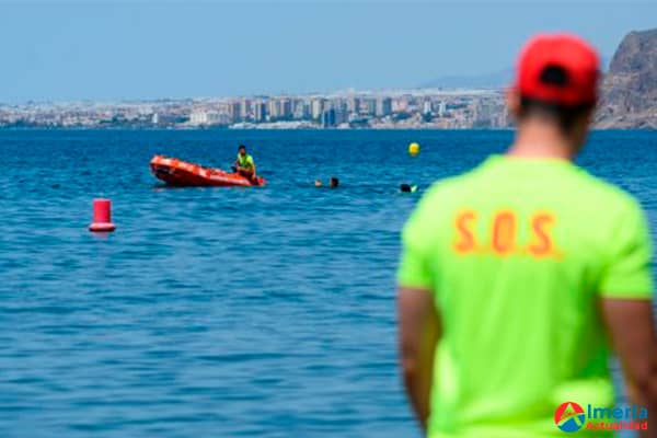 Playas de Almería Seguras en Semana Santa: Socorristas Activos de Jueves Santo a Domingo de Resurrección
