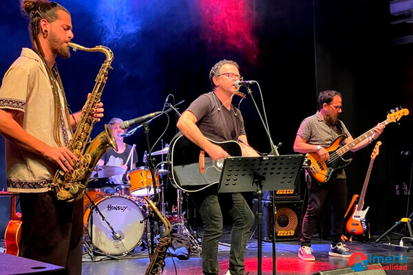 Recital en el Teatro Apolo de Antonio Álvarez, donde despliega su cuaderno de relatos, memorias y selecta música en Almería Antonio Álvarez emociona en el Teatro Apolo con su recital de relatos, memorias y música.