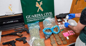 Roquetas de Mar: Arrestan a dos personas por posesión ilegal de armas, fraude eléctrico y delitos contra la salud pública riple delito en Roquetas de Mar: Detenidas dos personas por tenencia ilícita de armas, fraude eléctrico y atentado contra la salud pública