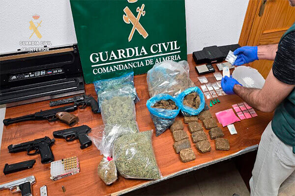 Roquetas de Mar: Arrestan a dos personas por posesión ilegal de armas, fraude eléctrico y delitos contra la salud pública riple delito en Roquetas de Mar: Detenidas dos personas por tenencia ilícita de armas, fraude eléctrico y atentado contra la salud pública