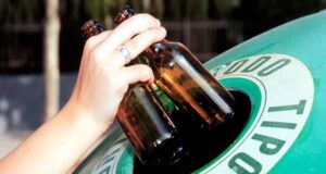 Vícar impulsa el reciclaje de vidrio con la colocación de 21 contenedores nuevos
