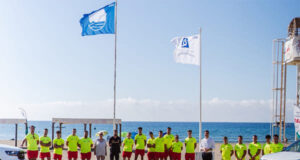 Banderas Azules ondearán nuevamente en Agua Amarga y San José Agua Amarga y San José reafirman su excelencia costera con la renovación de sus Banderas Azules.
