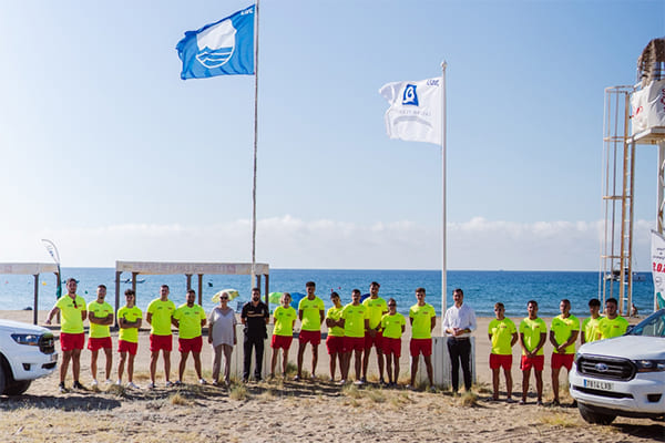 Banderas Azules ondearán nuevamente en Agua Amarga y San José Agua Amarga y San José reafirman su excelencia costera con la renovación de sus Banderas Azules.
